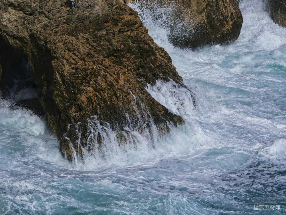高清摄影  海浪拍打着岩石峭壁。