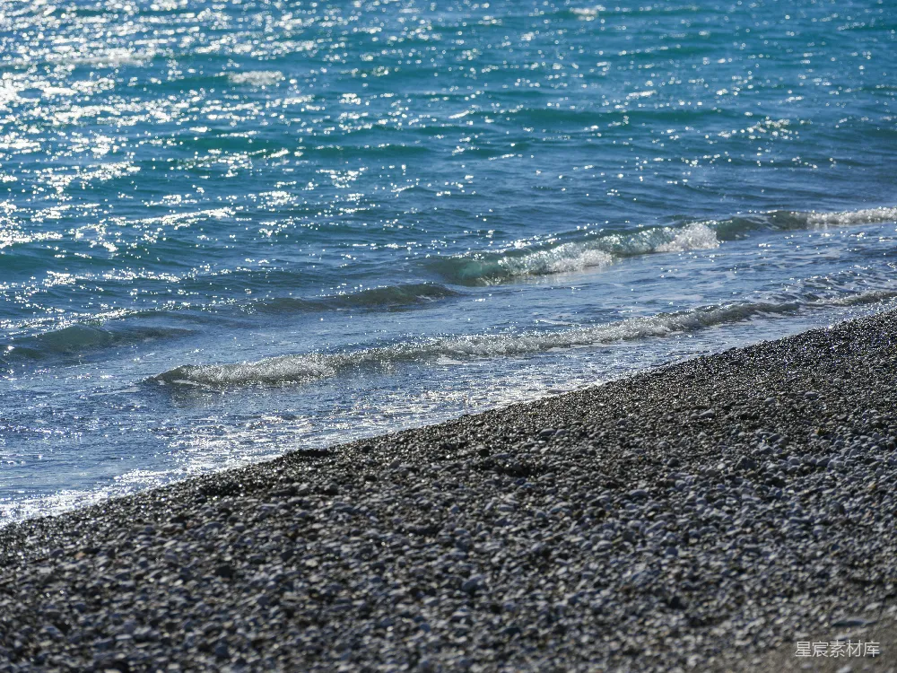 高清摄影  海浪拍打着岩石海滩。
