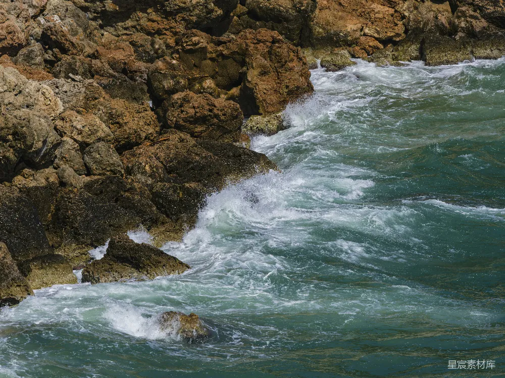 高清摄影  海浪拍打着岩石海岸。