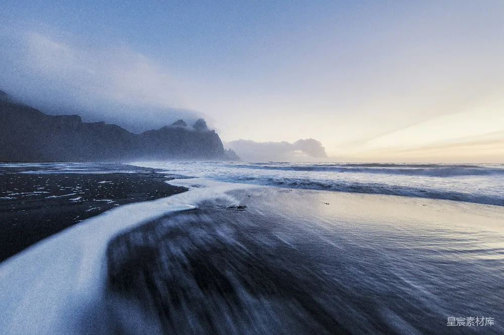 高清摄影 壁纸 白天海浪拍打着海岸的场景
