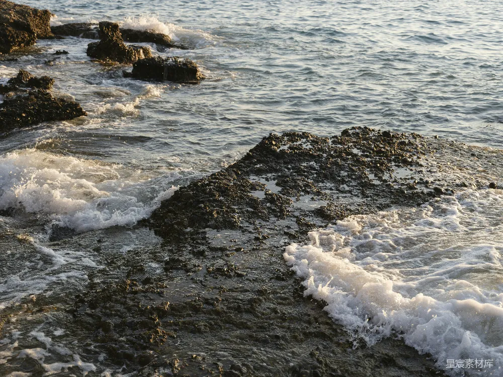 高清摄影  海浪拍打着岩石。