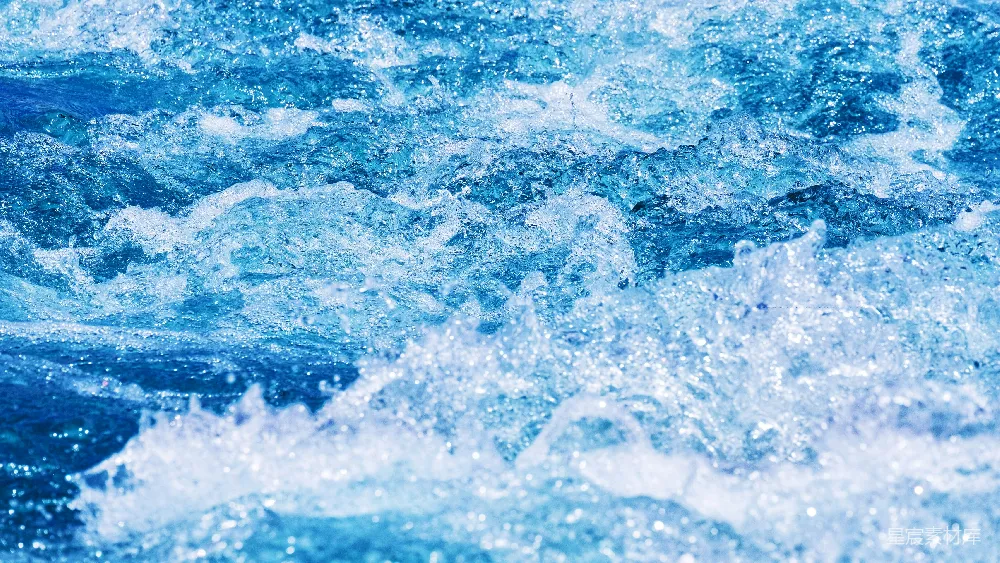 高清摄影  湍流的蓝色水面特写，带有白色泡沫。
