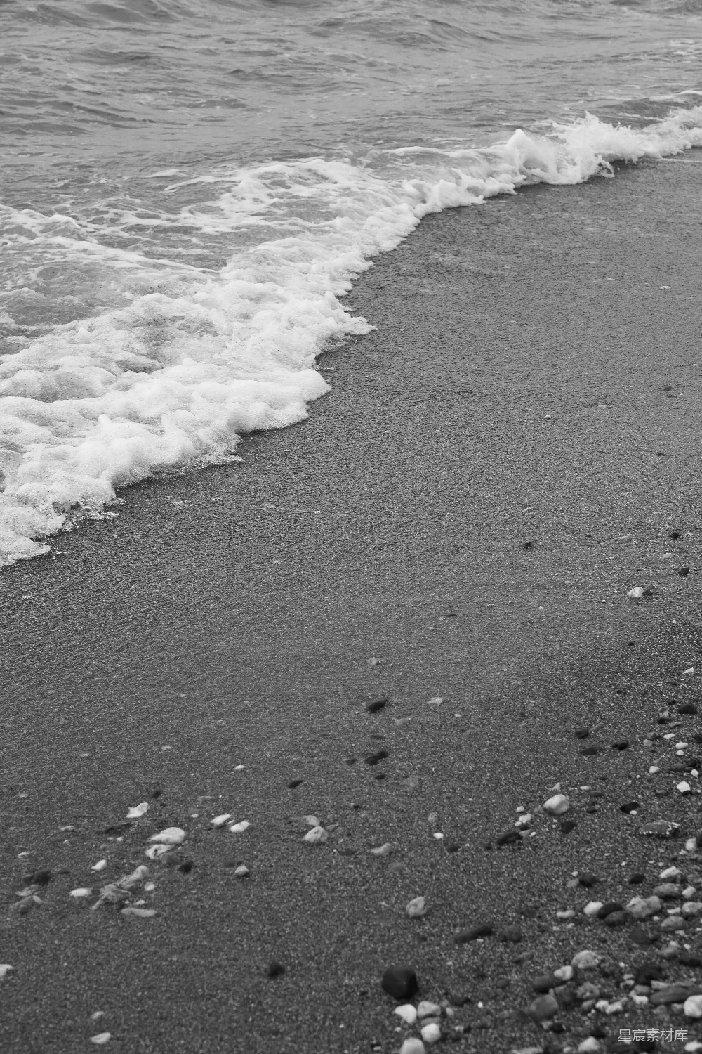 高清摄影  海浪拍打着鹅卵石海滩