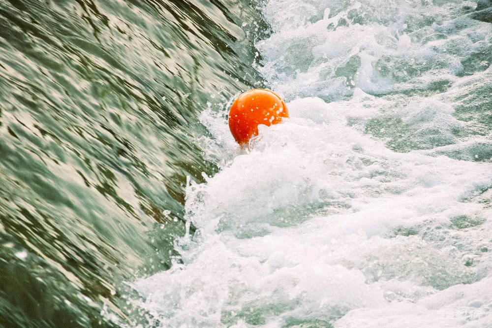 高清摄影  橙色浮标漂浮在波涛汹涌的水中