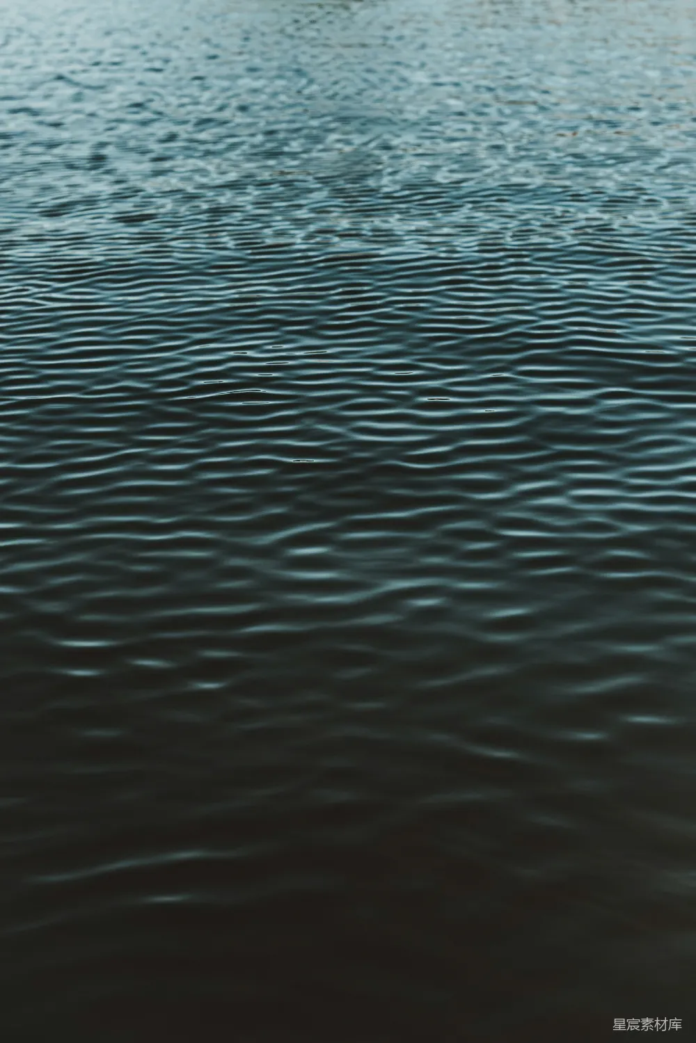 高清摄影  一艘船漂浮在水面上