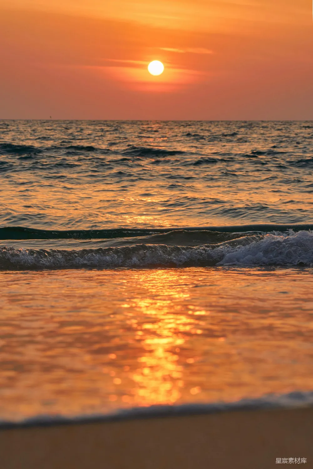 高清摄影  夕阳照耀在海浪之上