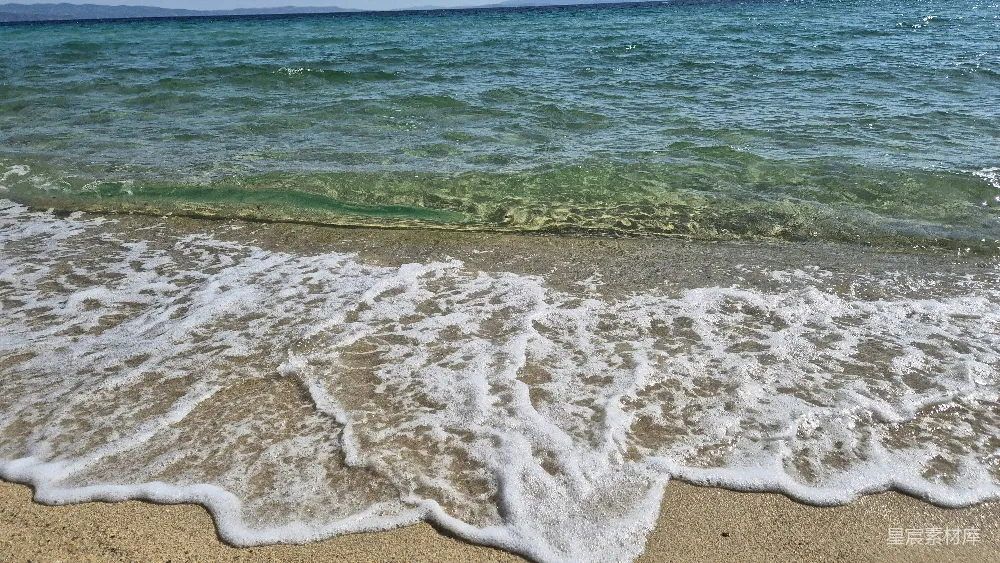 高清摄影  温柔的海浪拍打着沙滩岸边。