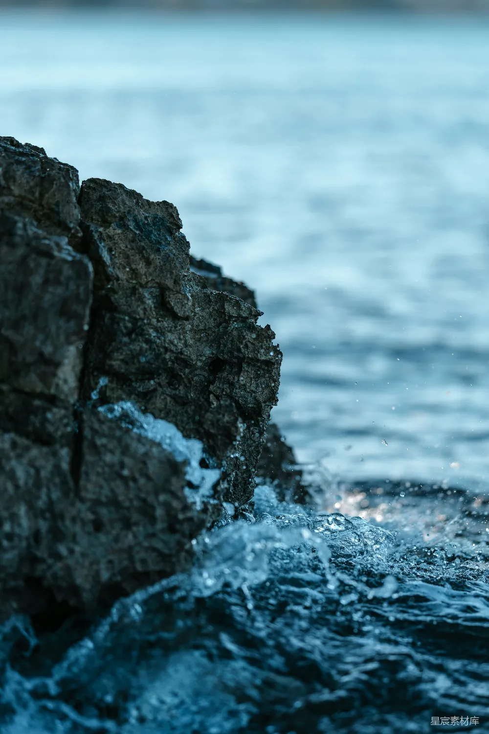 高清摄影  海浪拍打着岩石海岸线。