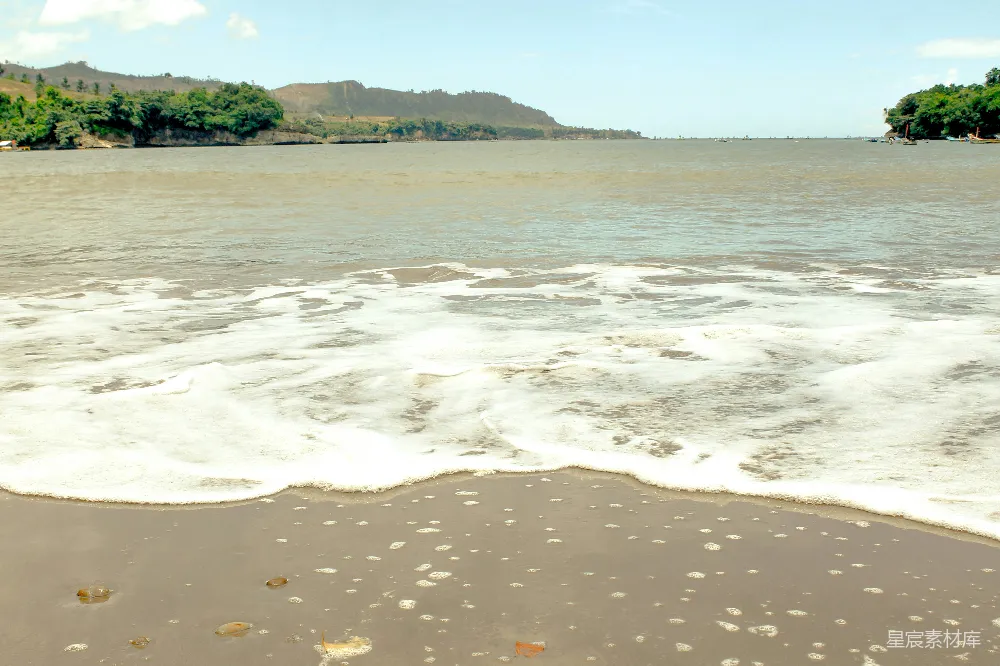高清摄影  白天海浪拍打海岸的景象