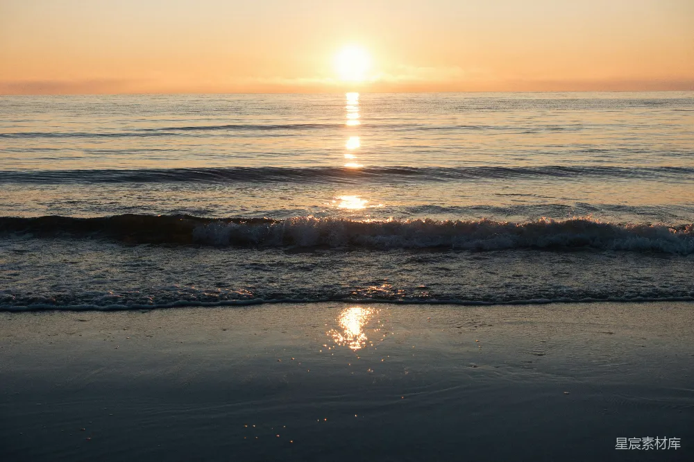 高清摄影  夕阳正在海边的水面上落下。