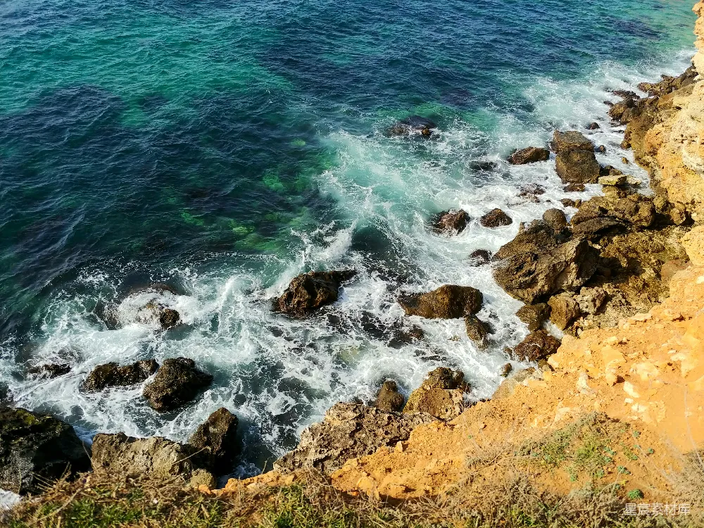 高清摄影 自然 壁纸 白天的棕色岩石海岸与蓝色海水