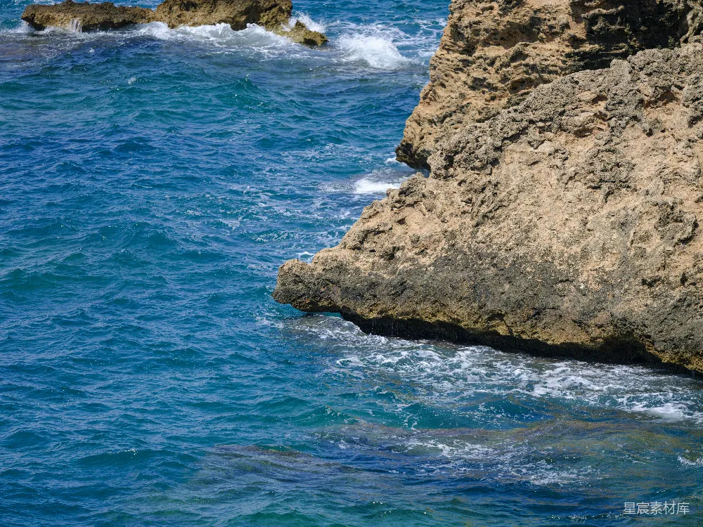 高清摄影  海浪拍打着岩石峭壁。