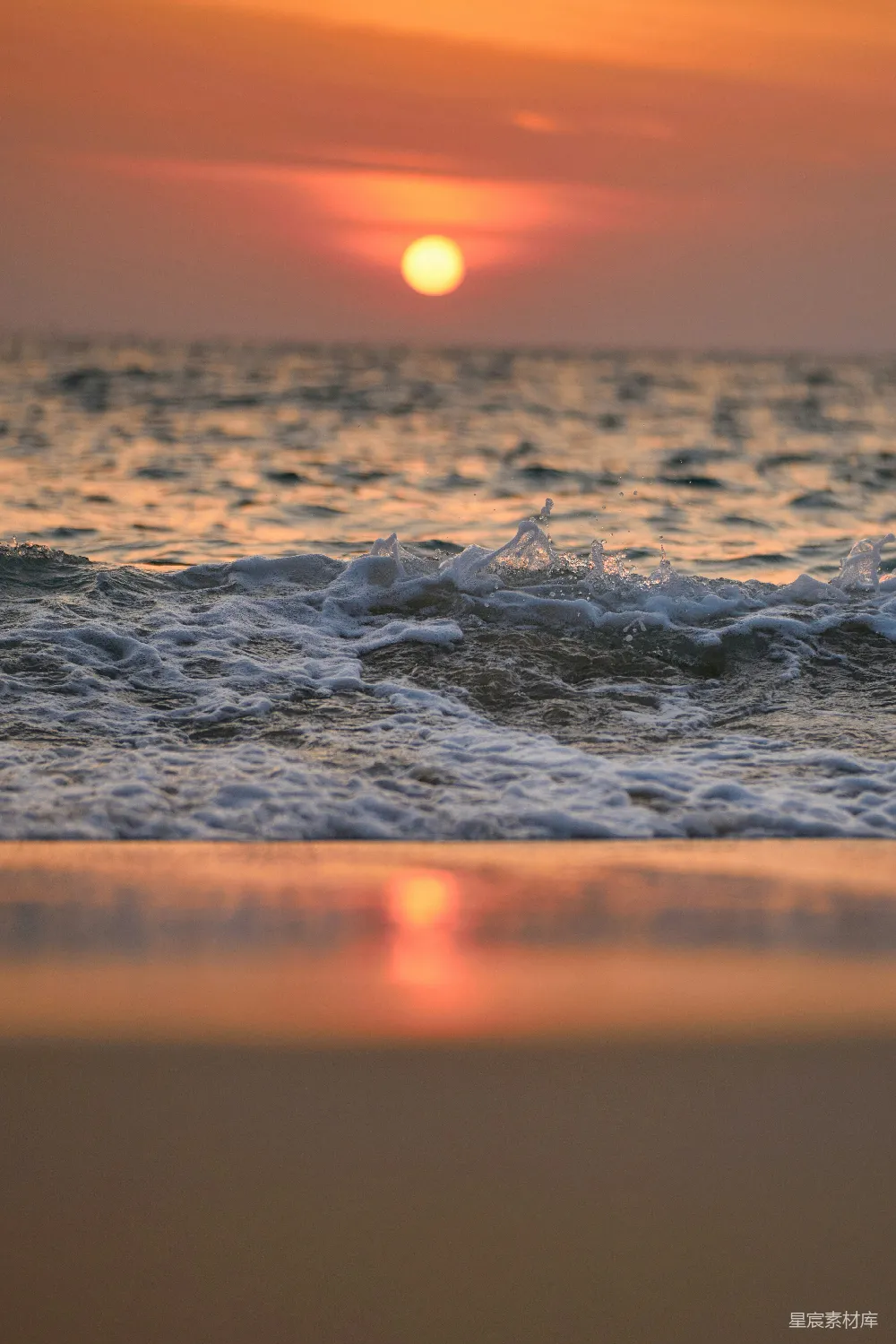 高清摄影  夕阳映照在海浪之上