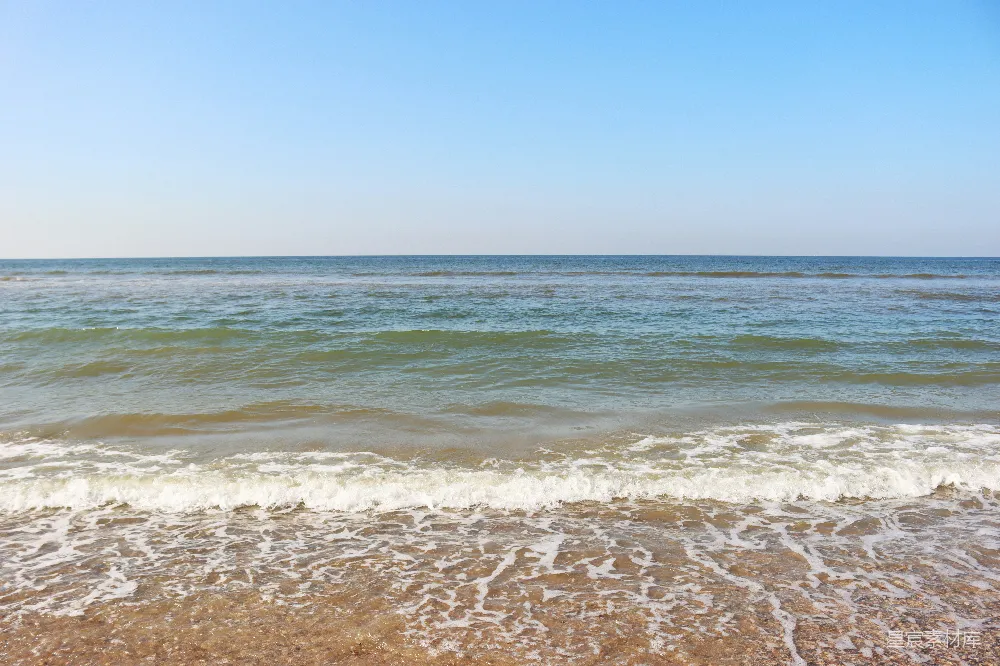 高清摄影  海浪在白天拍打着海岸。