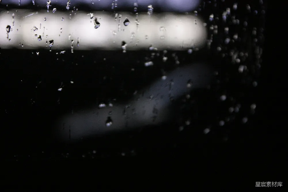高清摄影 夜晚窗户上的雨滴