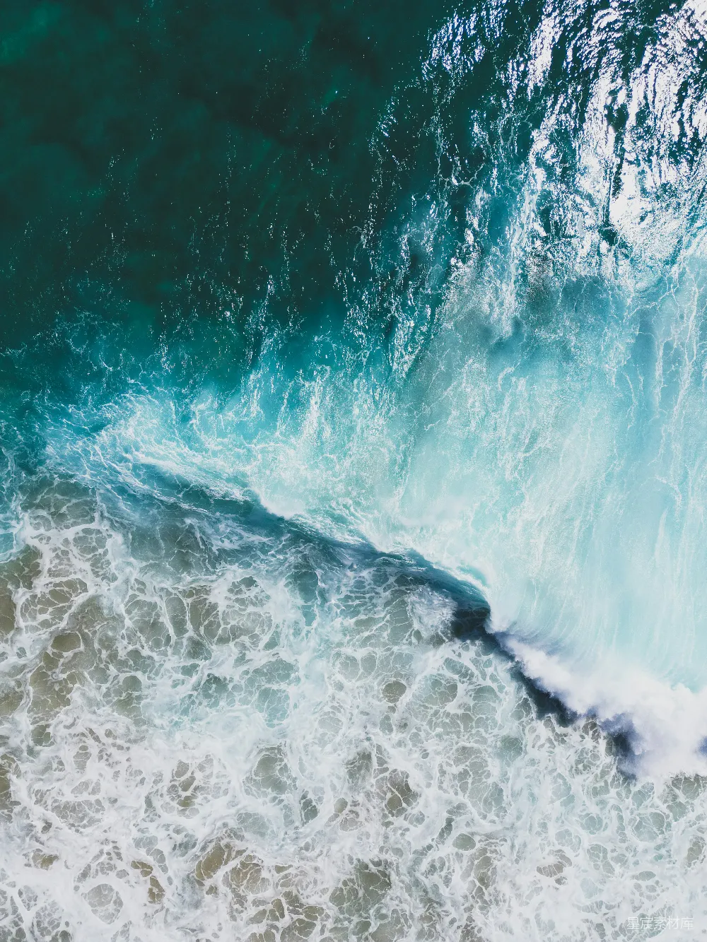 高清摄影  海浪拍打在海面上的俯瞰图