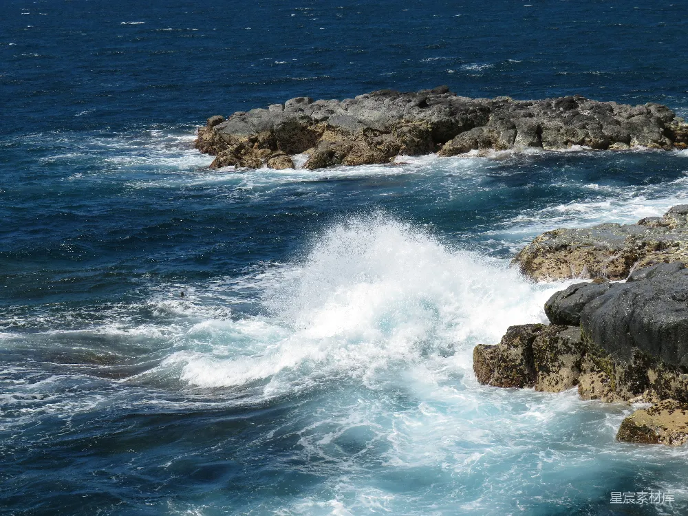 高清摄影  白天，海浪拍打着岩石海岸。