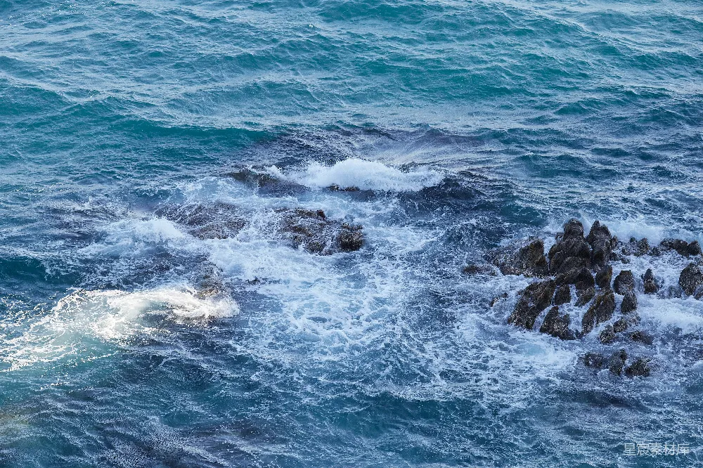 高清摄影 壁纸 自然 旅行 白天海浪拍打岩石的景象