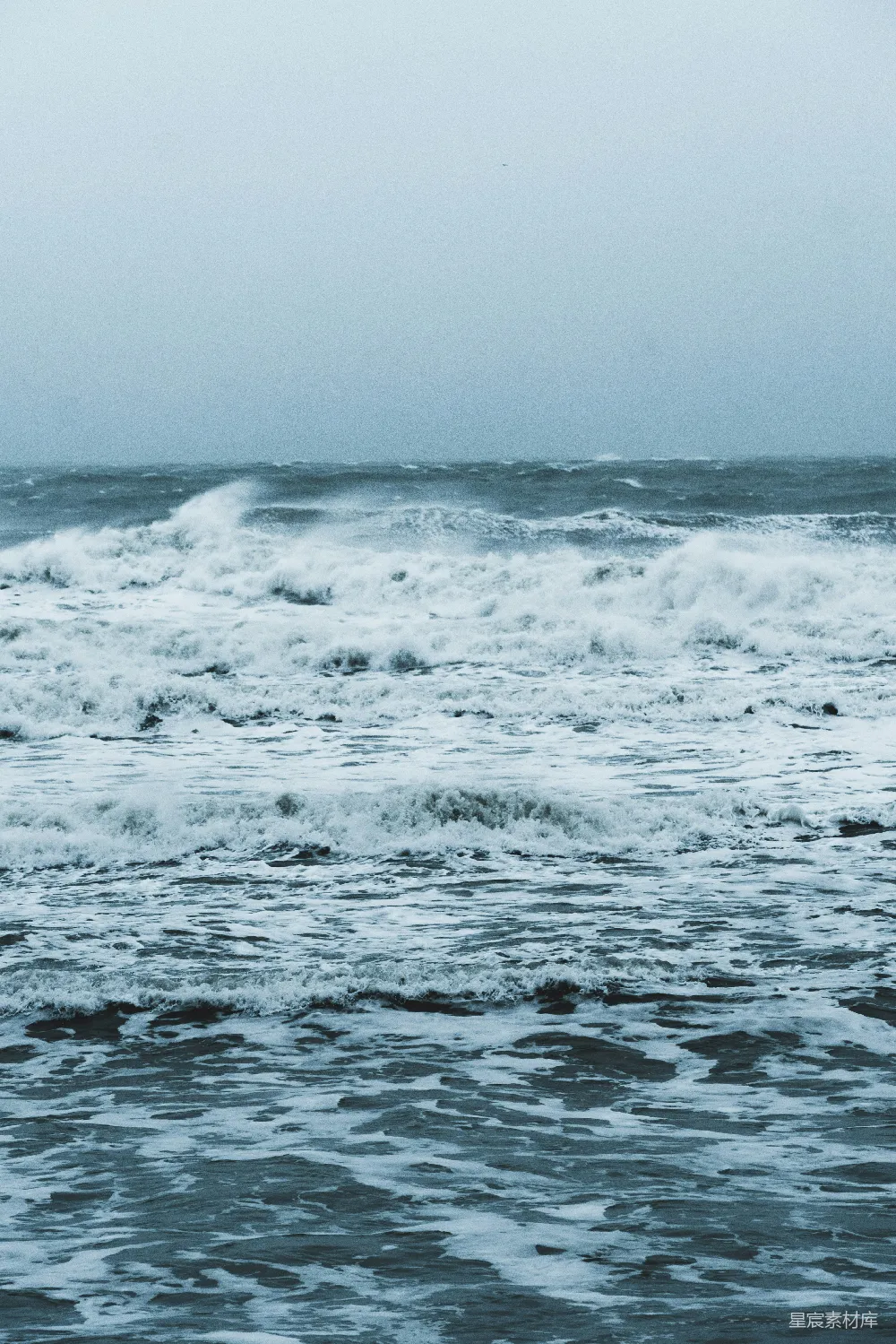 高清摄影  白天，海浪拍打着海岸。
