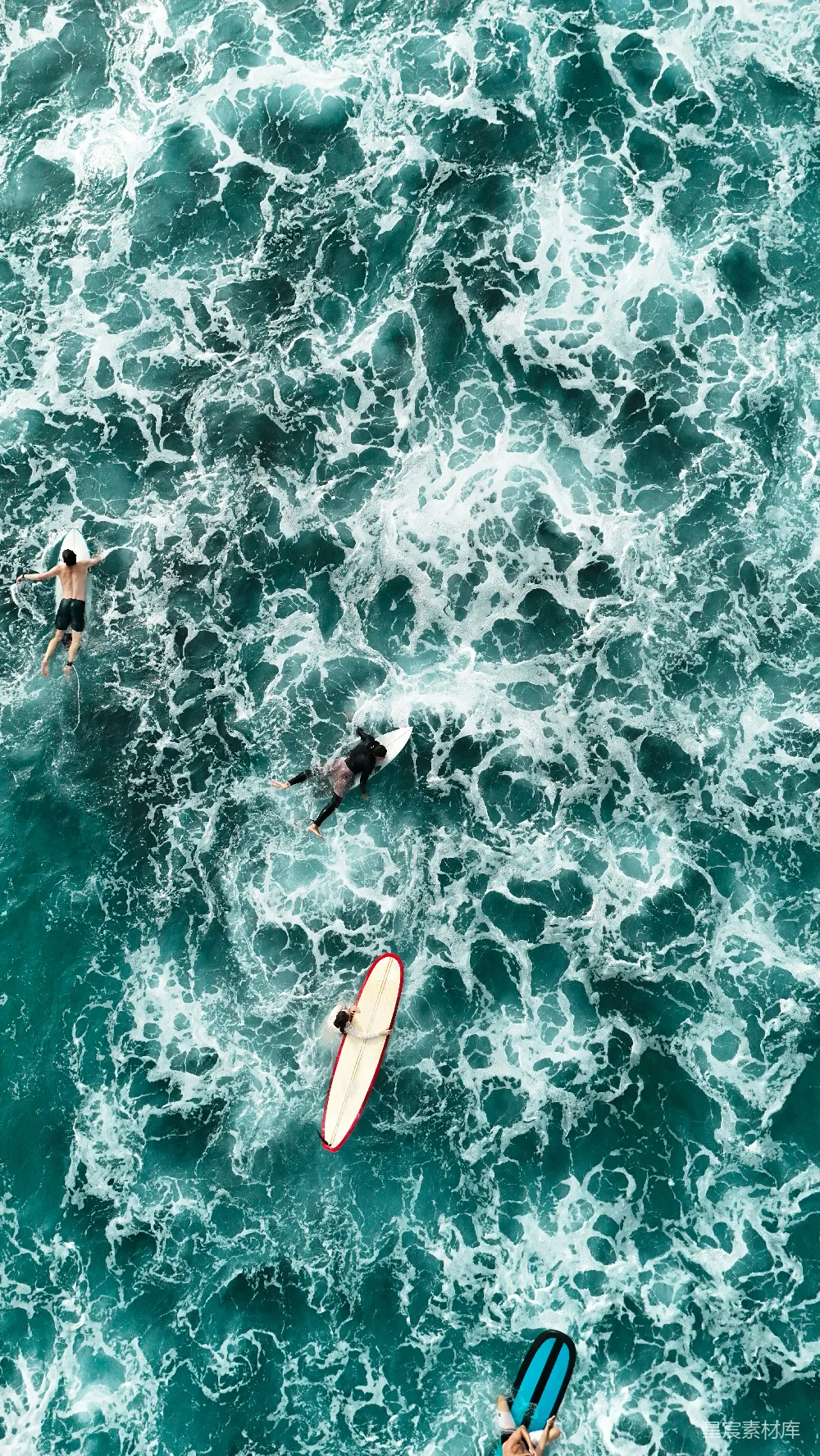 高清摄影  冲浪者在波涛汹涌的海浪上漂浮着