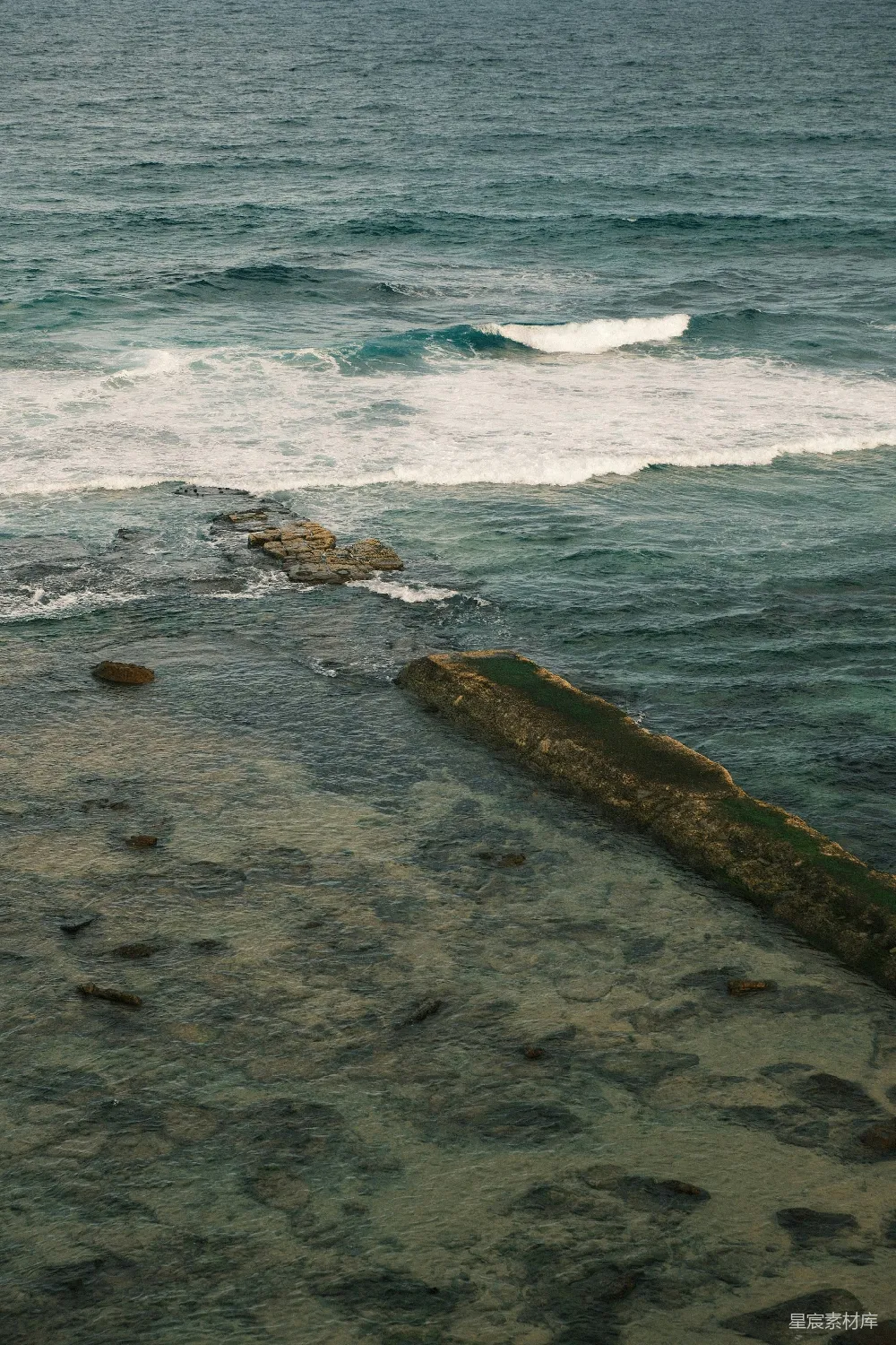 高清摄影  海浪拍打着水下的岩石，清澈的海水。