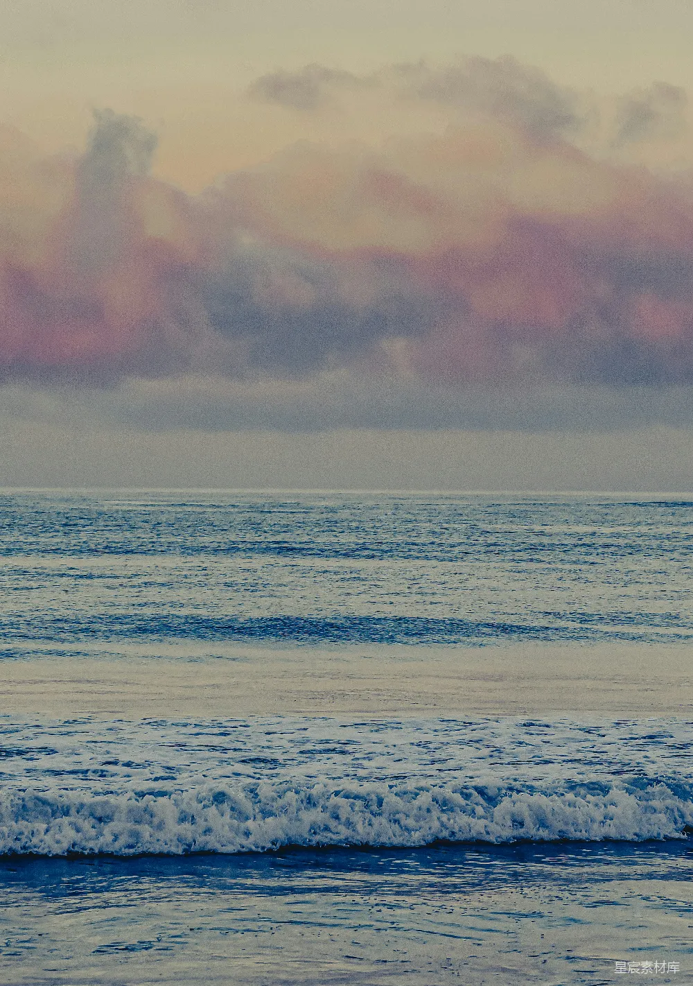 高清摄影  海浪在夕阳下拍打着海岸