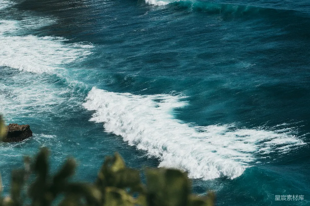 高清摄影 壁纸 自然 旅行 日间海浪拍打海岸的景象