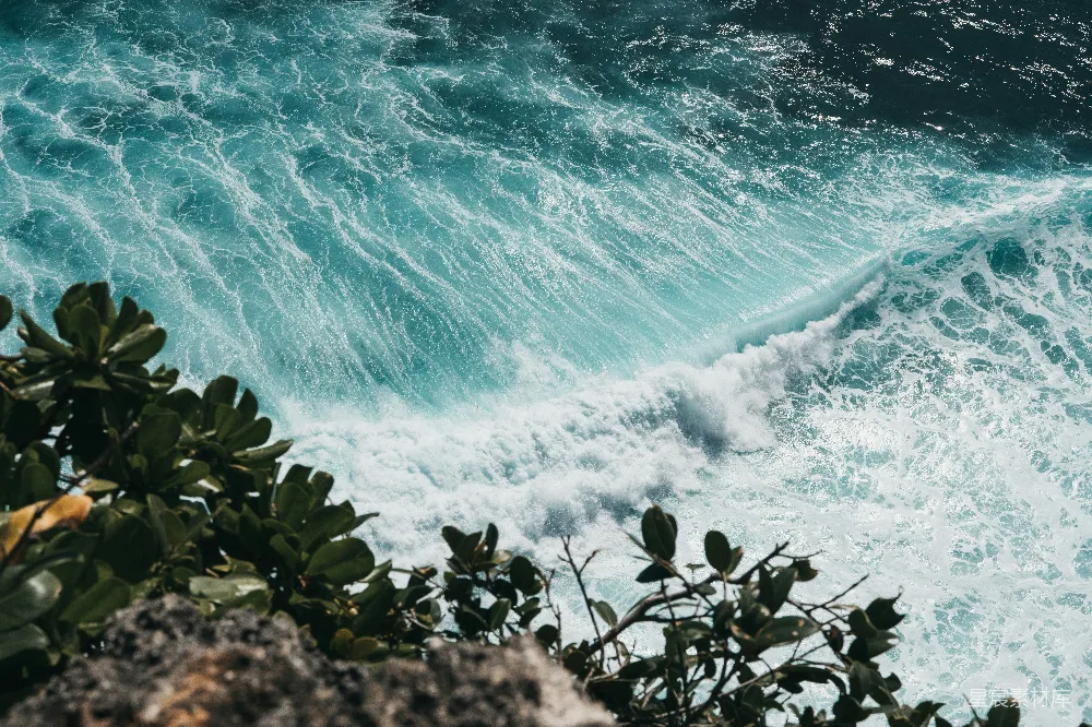 高清摄影 旅行 自然 壁纸 白天，海浪拍打着岩石。