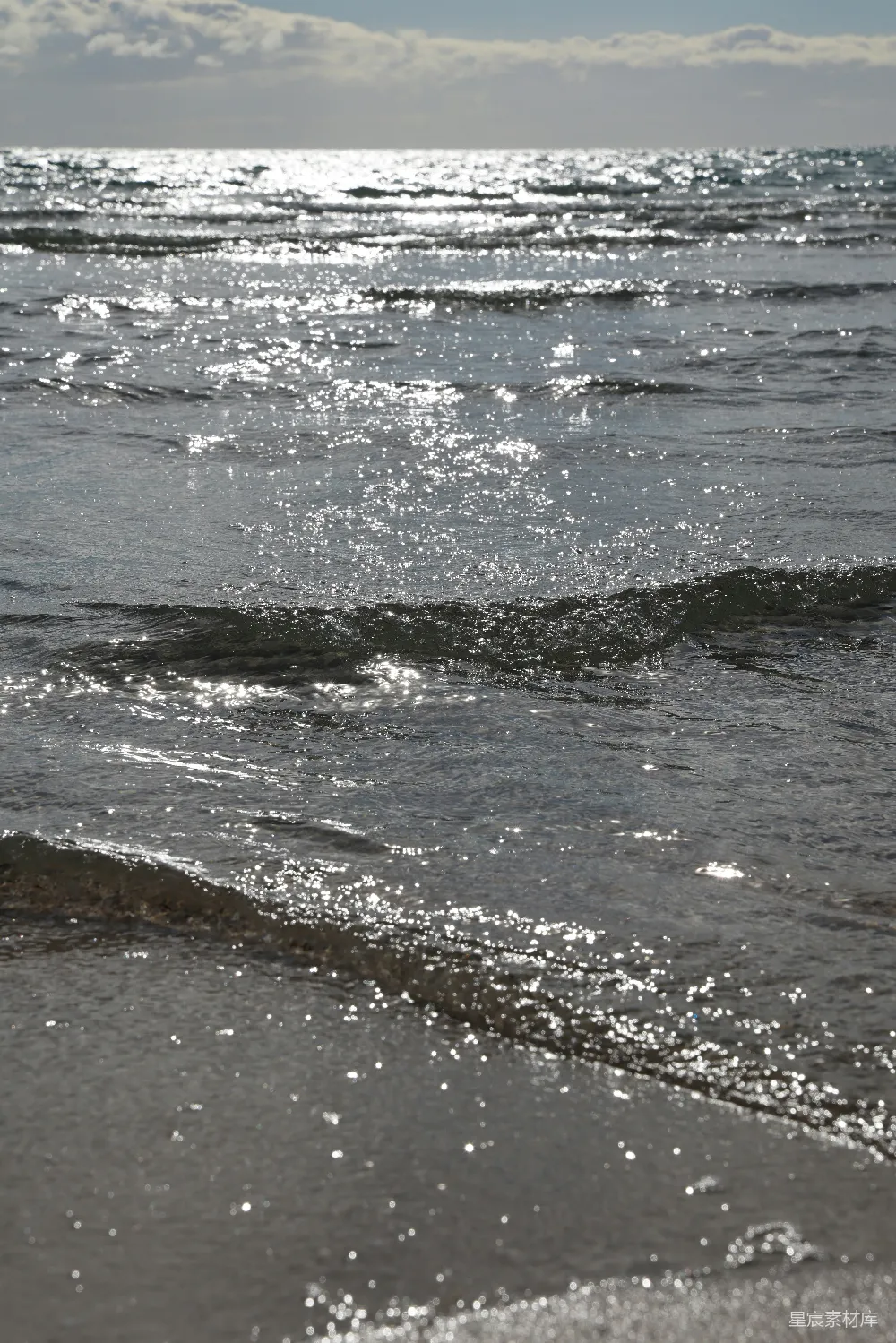 高清摄影  阳光照耀的海浪在水面上闪烁。