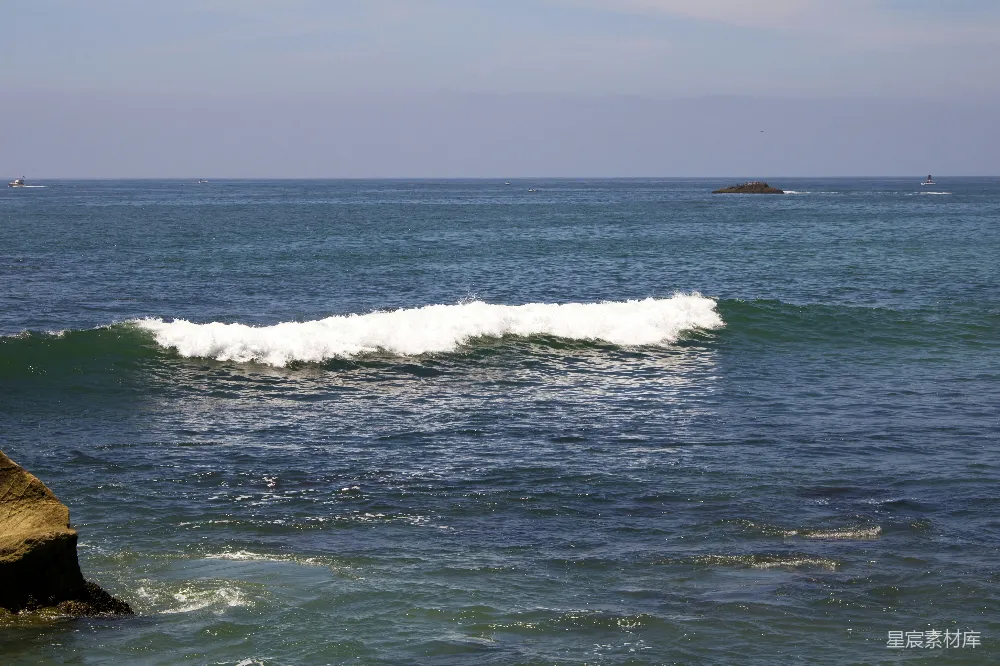 高清摄影 自然 白天海岸的海浪拍打着岸边。