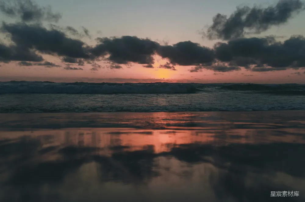 高清摄影  在多云的天空下，夕阳下的水面