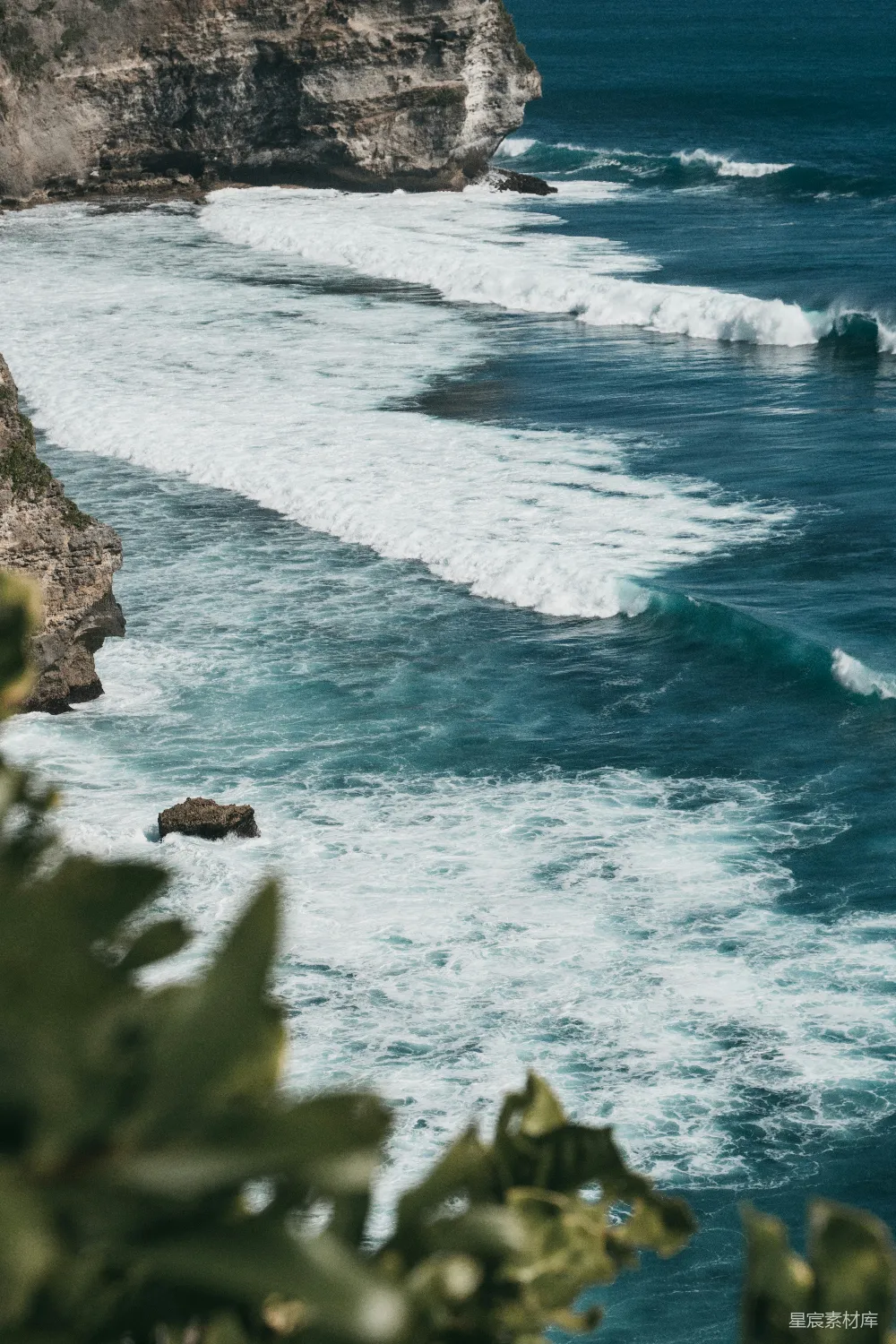 高清摄影 壁纸 自然 旅行 白天，海浪拍打着岩石海岸。