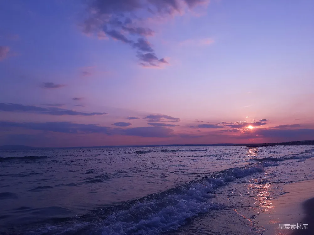 高清摄影 壁纸 海浪拍打着夕阳下的海岸。