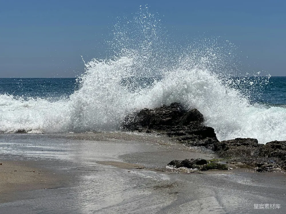 高清摄影  海浪拍打在海滩上的岩石上。