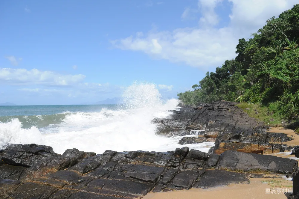 高清摄影  岩石海滩，海浪拍打着岸边