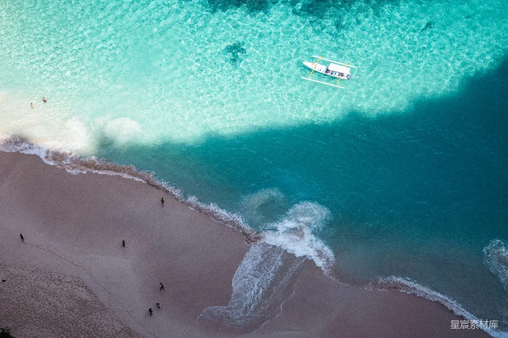 高清摄影 旅行 壁纸 自然 海滩俯瞰图，一艘船在水中
