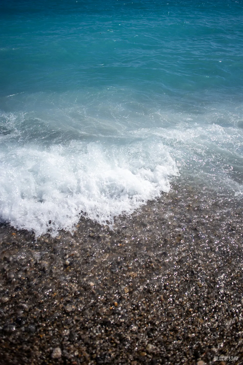 高清摄影  海浪拍打着鹅卵石沙滩。