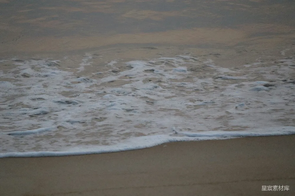 高清摄影  温柔的海浪拍打着沙滩。