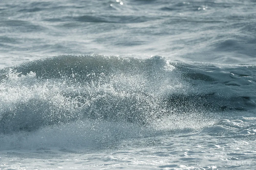 高清摄影  海浪拍打着泡沫翻滚的海水。