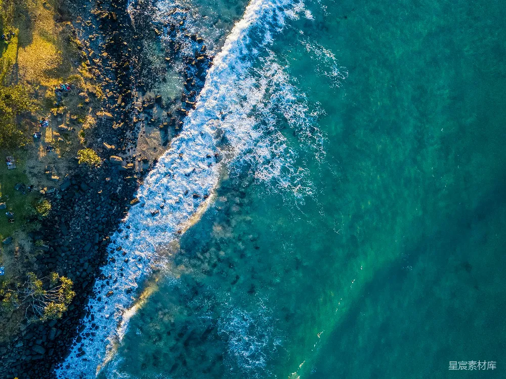 高清摄影  鸟瞰海浪的照片