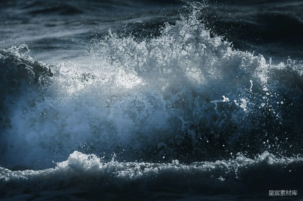 高清摄影  一股强大的海浪拍打在海洋上。