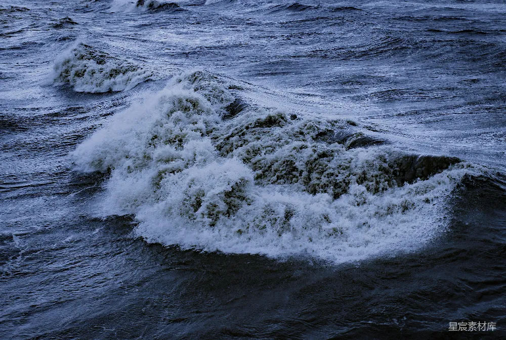 高清摄影 自然 海浪在白天拍打海岸。
