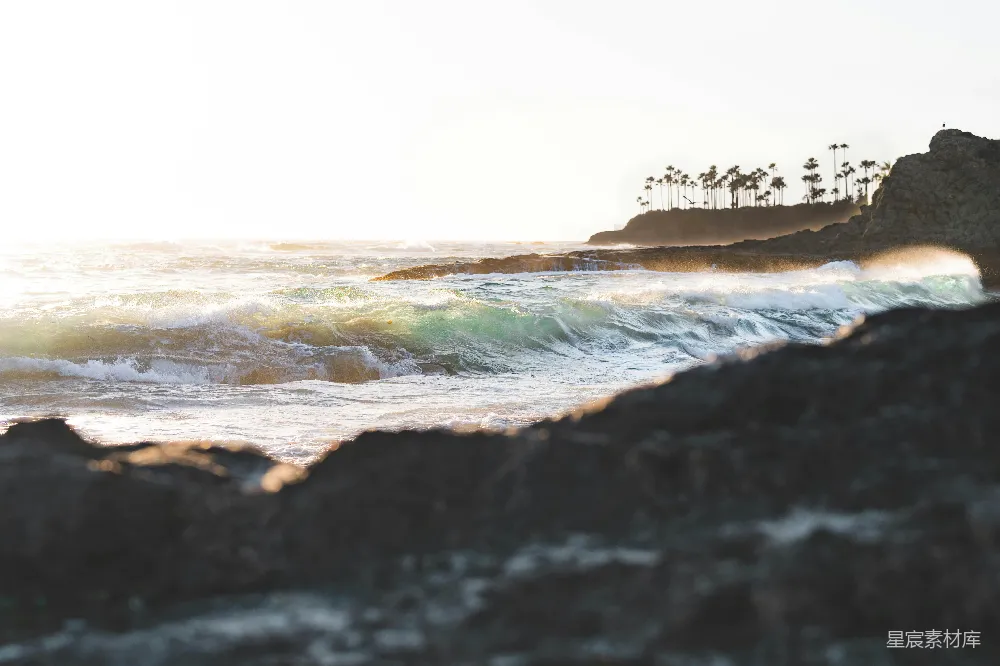 高清摄影  海浪在白天拍打着海岸。