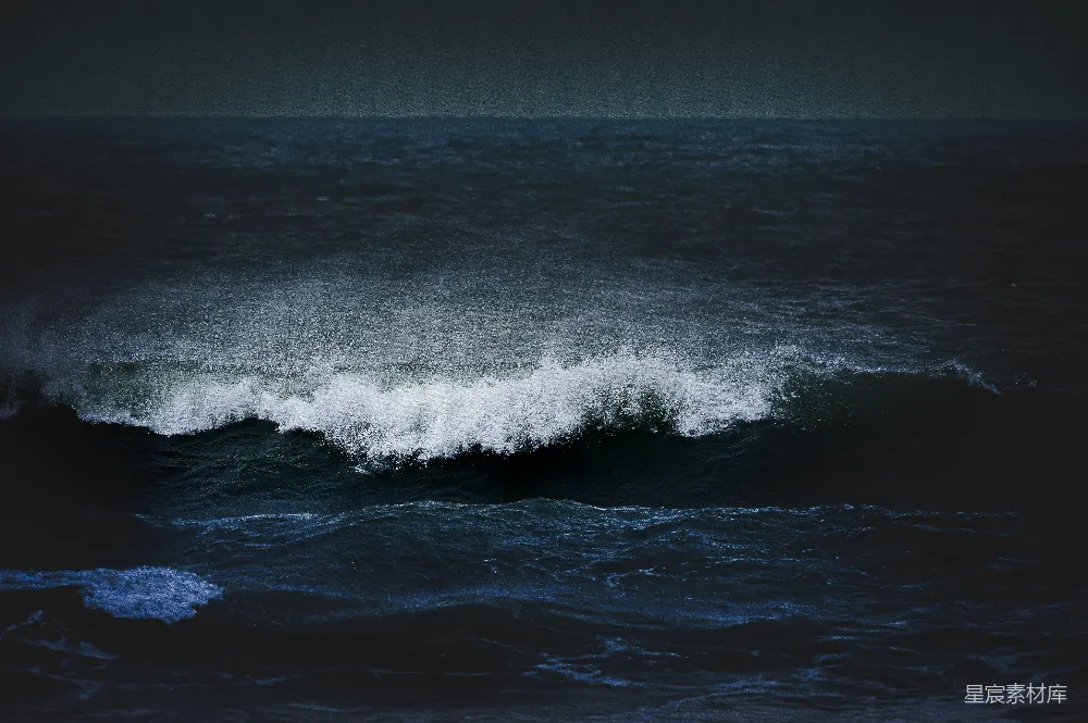 高清摄影  暴风雨的海浪在黑暗的海面上猛烈地拍打。