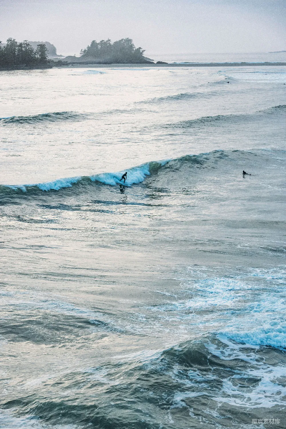 高清摄影  冲浪者在森林岛附近冲浪。