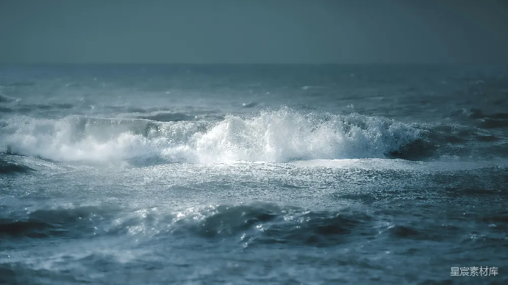 高清摄影  大海中的一道巨浪，汹涌的海水。