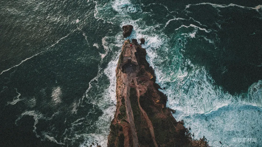 高清摄影  从高空俯瞰海洋，海浪拍打着岩石。