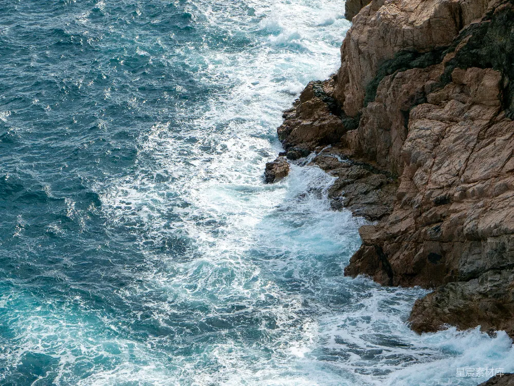 高清摄影  海浪拍打着崎岖的岩石海岸线。