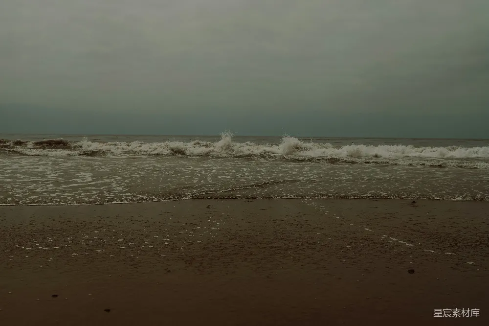 高清摄影  白天海岸的海浪拍打着岸边