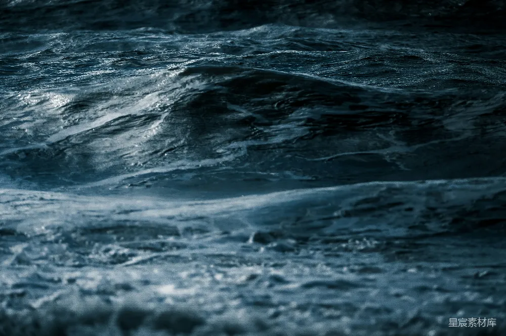 高清摄影  汹涌的黑浪在海中翻滚。
